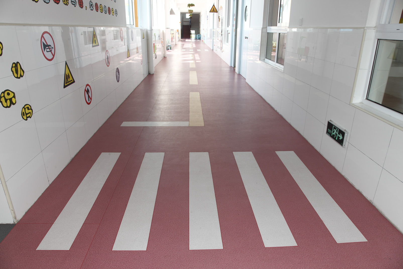 為什么幼兒園用地膠可以保護(hù)兒童的身體健康？【騰方PVC地板】