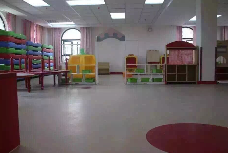 幼兒園地膠墊價(jià)格有什么優(yōu)勢(shì)？【騰方PVC地板】